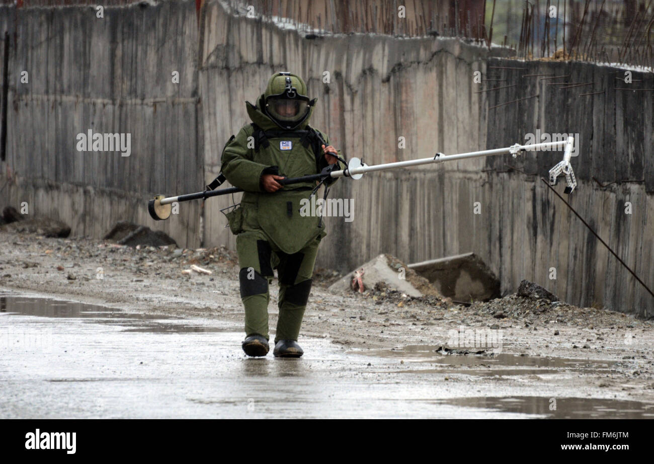 Srinagar, Kaschmir. 11. März, 2016..A Bombe Abgang im Kader mit Robertic Arm versucht Entschärfung einen improvisierten Sprengsatz (IED) auf Lasjan Gebiet der Stadtrand, die eine große Tragödie am Freitag abgewendet wurde, als Sicherheitskräfte eine improvisierte Sprengkörper (IED) auf der Autobahn von Srinagar-Baramulla in Jammu und Kaschmir erkannt. März-Credit: Sofi Suhail/Alamy Live-Nachrichten Stockfoto