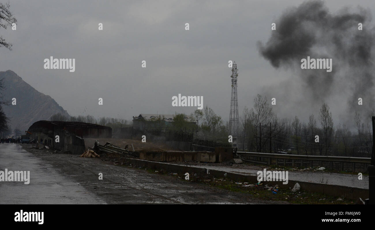 Srinagar, Kaschmir. 11. März 2016.A Szene des Rauchens steigen nach Entschärfung einen improvisierten Sprengsatz (IED) auf Lasjan Gebiet der Stadtrand, die eine große Tragödie am Freitag abgewendet wurde, als Sicherheitskräfte eine improvisierte Sprengkörper (IED) auf der Autobahn von Srinagar-Baramulla in Jammu und Kaschmir erkannt. März-Credit: Sofi Suhail/Alamy Live-Nachrichten Stockfoto
