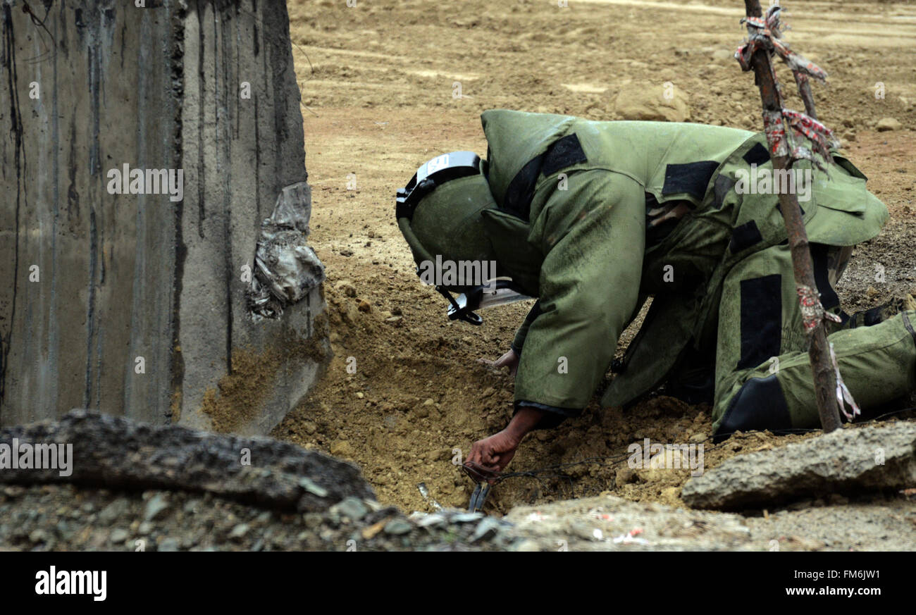 Srinagar, Kaschmir. 11. März, 2016..Bomb Abgang im Kader versuchen eine improvisierte Sprengkörper (IED) zu entschärfen, in Lasjan Bereich der Stadtrand am Freitag eine große Tragödie abgewendet wurde, als Sicherheitskräfte in Jammu und Kaschmir eine improvisierte Sprengkörper (IED) auf der Autobahn von Srinagar-Baramulla erkannt. März-Credit: Sofi Suhail/Alamy Live-Nachrichten Stockfoto