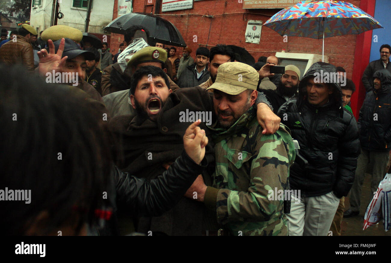 Srinagar, indische verabreicht Kaschmir. 11. März 2016. Aktivisten der Separatisten Gruppen Parolen schreien, wie indische Polizisten verhaften während einer Protestaktion in Srinagar, der Sommerhauptstadt indischer Held Zustand von Jammu und Kaschmir forderten die Freilassung der Gefangenen von indischen Sicherheitsbehörden Credit: Sofi Suhail/Alamy Live News Stockfoto