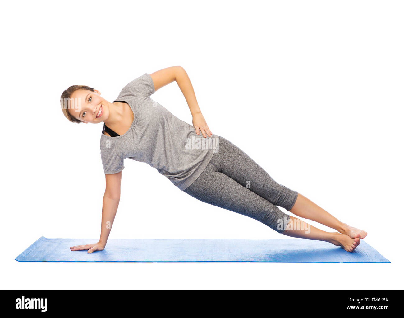 Frau macht Yoga in Seite Plank Pose auf Matte Stockfoto