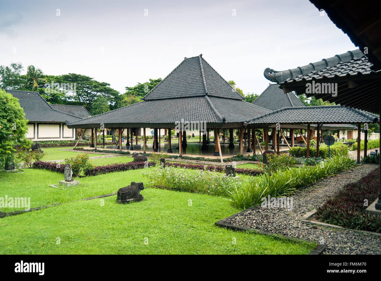 Die Gärten des Museums an der Hindutempel von Prambanan, Zentraljava, Indonesien. Stockfoto