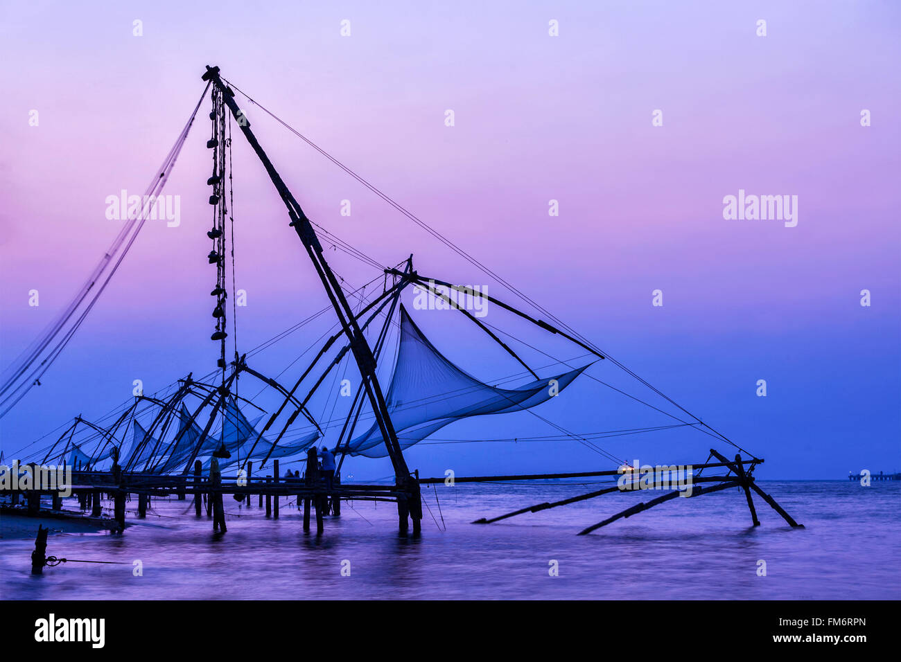 Chinesische Fischernetze auf Sonnenuntergang. Kochi, Kerala, Indien Stockfoto