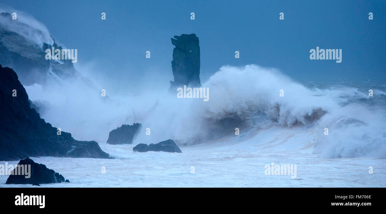 Sturmwellen brechen über ein Searrach und Bull's Head, Halbinsel Dingle, County Kerry, Irland. Stockfoto