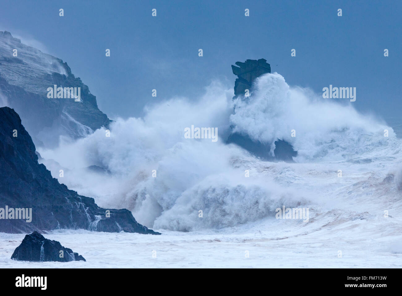 Sturmwellen brechen über ein Searrach und Bull's Head, Halbinsel Dingle, County Kerry, Irland. Stockfoto