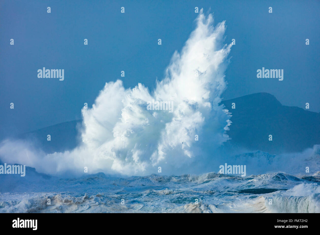 Sturmwellen in der Nähe von Clogher Head, Halbinsel Dingle, County Kerry, Irland. Stockfoto
