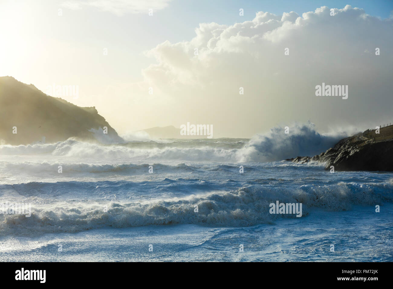 Sturmwellen Einreiten Clogher Bucht, Halbinsel Dingle, County Kerry, Irland. Stockfoto