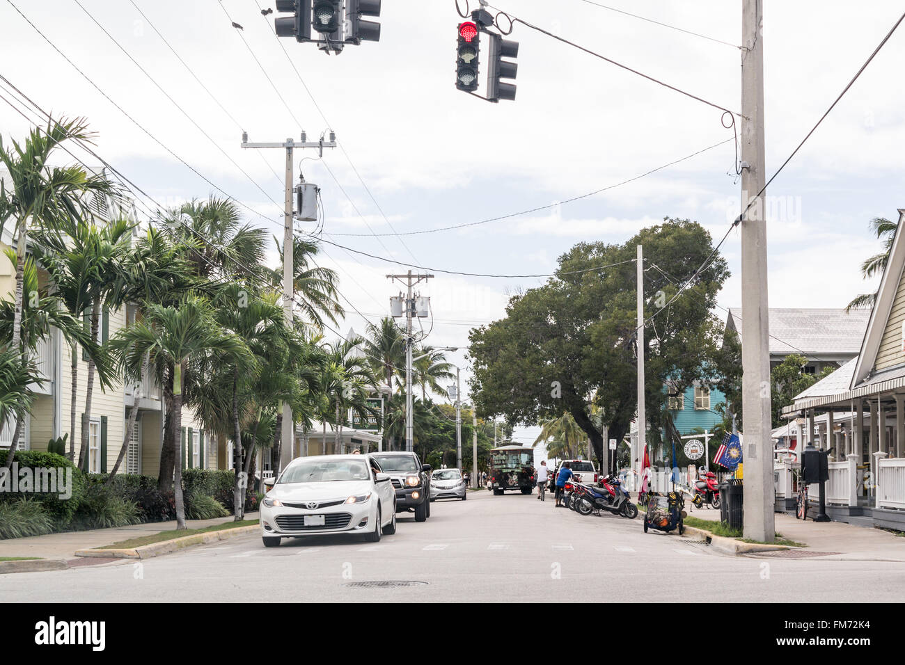 Menschen und Verkehr in der South Street in Key West, Florida Keys, USA Stockfoto