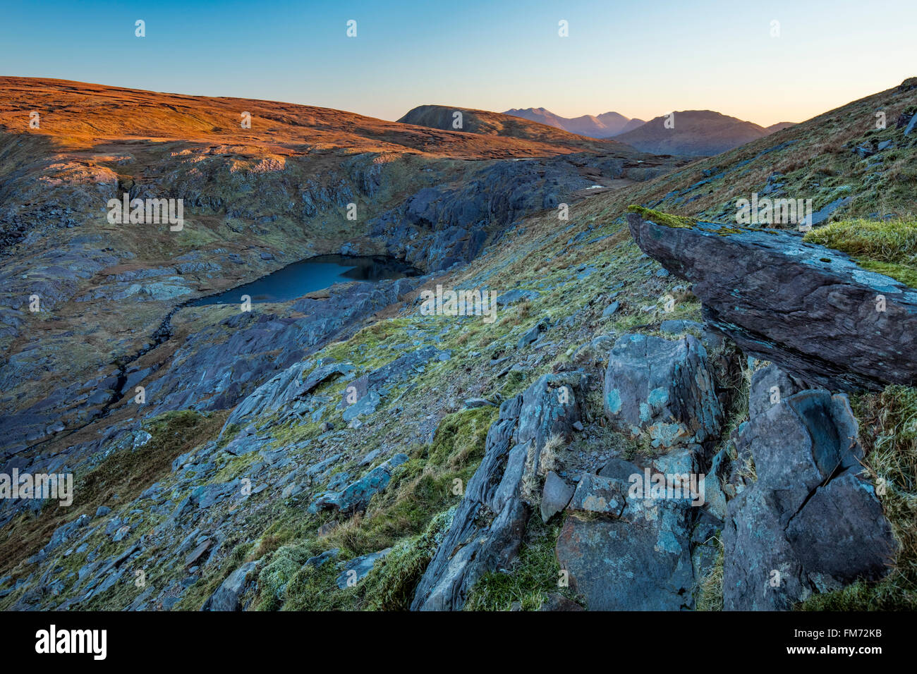 Morgendämmerung über Coomura Berg von Knocknagantee, Iveragh-Halbinsel, County Kerry, Irland. Stockfoto