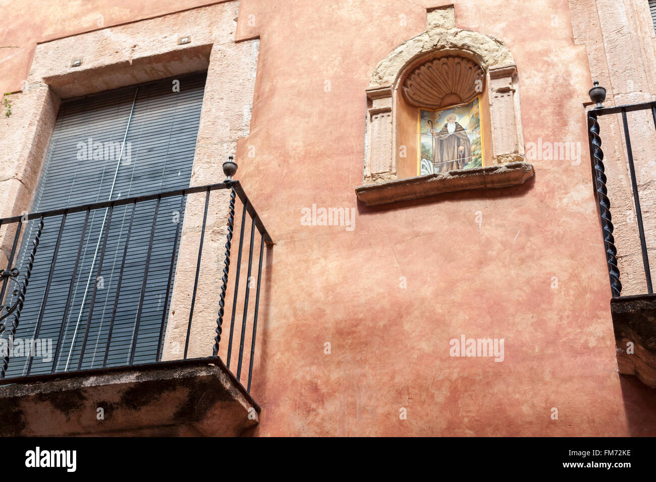 Detail Fassade religiöse Bild Balkon, Altafulla, Katalonien, Spanien. Stockfoto
