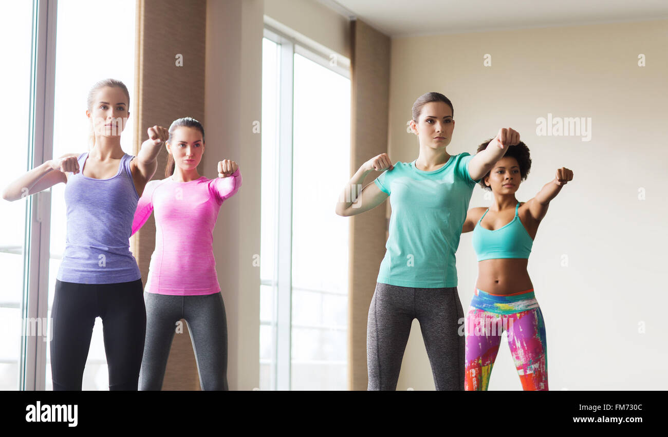 Gruppe von Frauen trainieren Sie im Fitness-Studio Stockfoto
