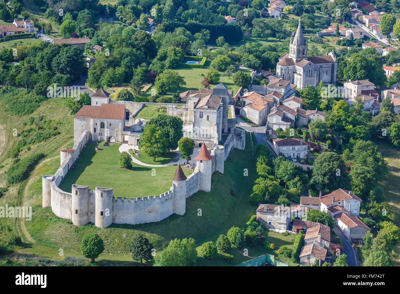 Frankreich, Charente, Villebois Lavalette, das Dorf und die Burg (Luftbild) Stockfoto