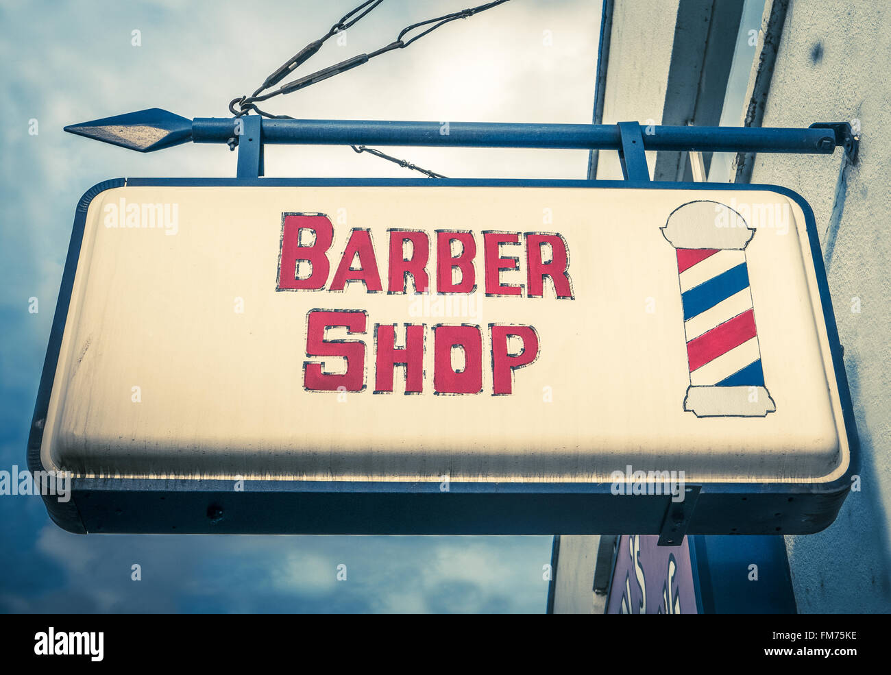 Rote und weiße Vintage Barber Shop anmelden Stockfoto