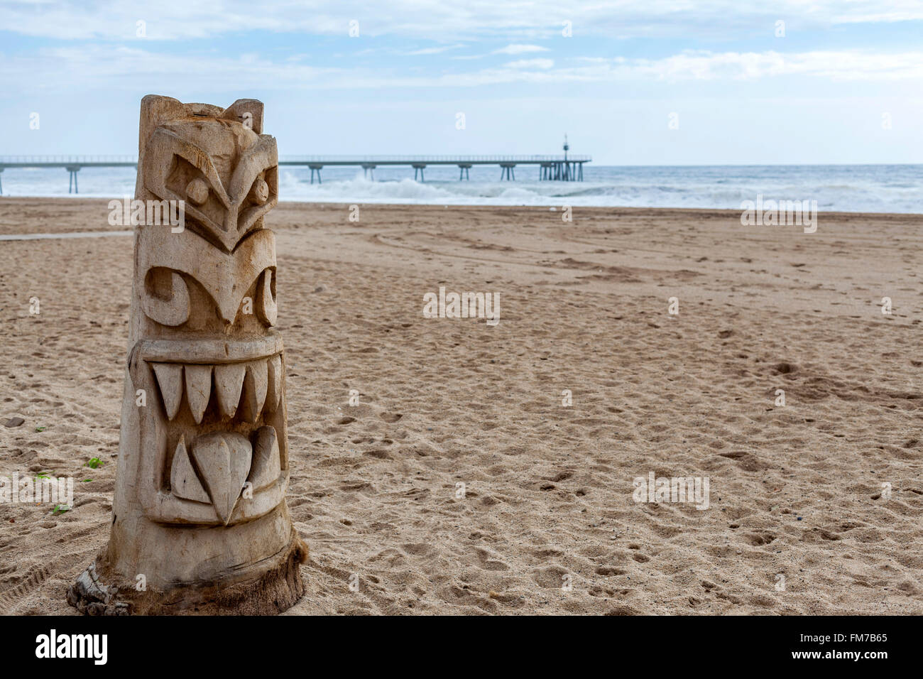 Tiki hölzerne Statue in Strand von Badalona, Katalonien, Spanien. Stockfoto