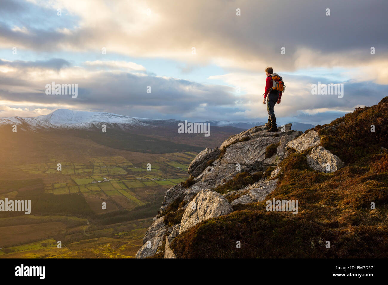 Winter-Walker Suche von Nephin bis Nephin Beg Berge, County Mayo, Irland. Stockfoto