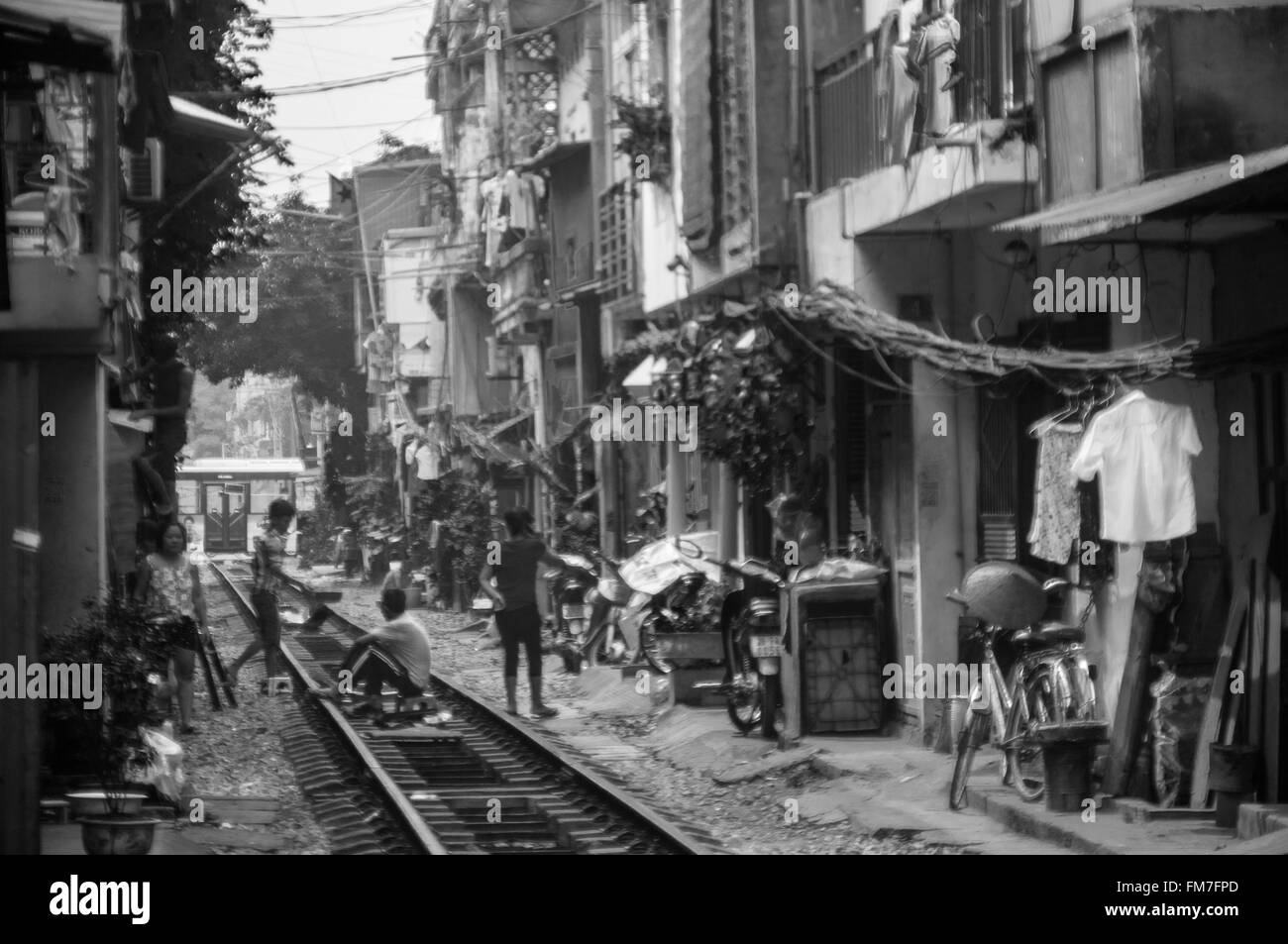 Vietnamesen Leben neben Bahnlinie durch Hanoi, Vietnam, November, konvertiert in Monochrom Stockfoto