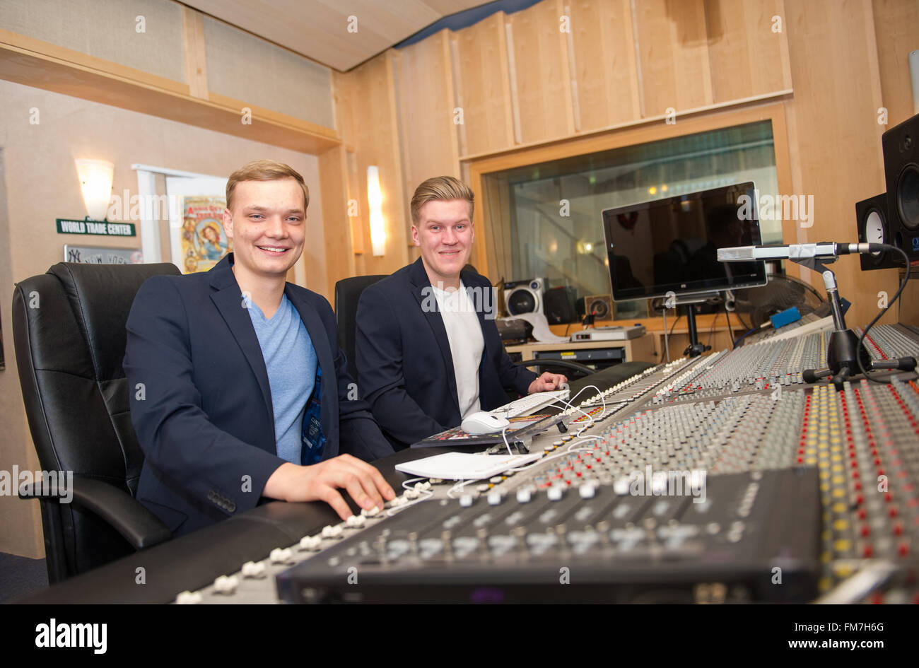 Regensburg, Deutschland. 8. März 2016. Deutsche traf Sänger Duo Kevin und Manuel das Umkodieren Studio ihre Musikproduzent in Regensburg, Deutschland, 8. März 2016 Revue passieren. Kevin und Manuel, ehemalige Mitglieder des Knabenchores der Regensburger Domspatzen haben ihren neuesten Hit mit dem Titel "Papa Francesco" veröffentlicht und zielen darauf ab, den deutschen Musik-Charts zu erobern. Foto: Christina Sabrowsky/Dpa/Alamy Live News Stockfoto Regensburg, Deutschland. 8. März 2016. Deutsche traf Sänger Duo Kevin und Manuel das Umkodieren Studio ihre Musikproduzent in Regensburg, Deutschland, 8. März 2016 Revue passieren. Kevin und Manuel, ehemalige Mitglieder des Knabenchores der Regensburger Domspatzen haben ihren neuesten Hit mit dem Titel "Papa Francesco" veröffentlicht und zielen darauf ab, den deutschen Musik-Charts zu erobern. Foto: Christina Sabrowsky/Dpa/Alamy Live News Stockfoto