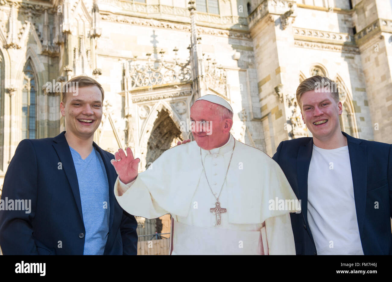 Regensburg, Deutschland. 8. März 2016. Deutsche hit Sänger Duo Kevin und Manuel stehen neben einem Karton ausgeschnittenen abbildenden Pope Fancis (C) vor dem Dom in Regensburg, Deutschland, 8. März 2016. Kevin und Manuel, ehemalige Mitglieder des Knabenchores der Regensburger Domspatzen haben ihren neuesten Hit mit dem Titel Papa Francesco freigegeben Sie und Zielen Sie darauf ab, den deutschen Musik-Charts zu erobern. Foto: Christina Sabrowsky/Dpa/Alamy Live News Stockfoto Regensburg, Deutschland. 8. März 2016. Deutsche hit Sänger Duo Kevin und Manuel stehen neben einem Karton ausgeschnittenen abbildenden Pope Fancis (C) vor dem Dom in Regensburg, Deutschland, 8. März 2016. Kevin und Manuel, ehemalige Mitglieder des Knabenchores der Regensburger Domspatzen haben ihren neuesten Hit mit dem Titel Papa Francesco freigegeben Sie und Zielen Sie darauf ab, den deutschen Musik-Charts zu erobern. Foto: Christina Sabrowsky/Dpa/Alamy Live News Stockfoto