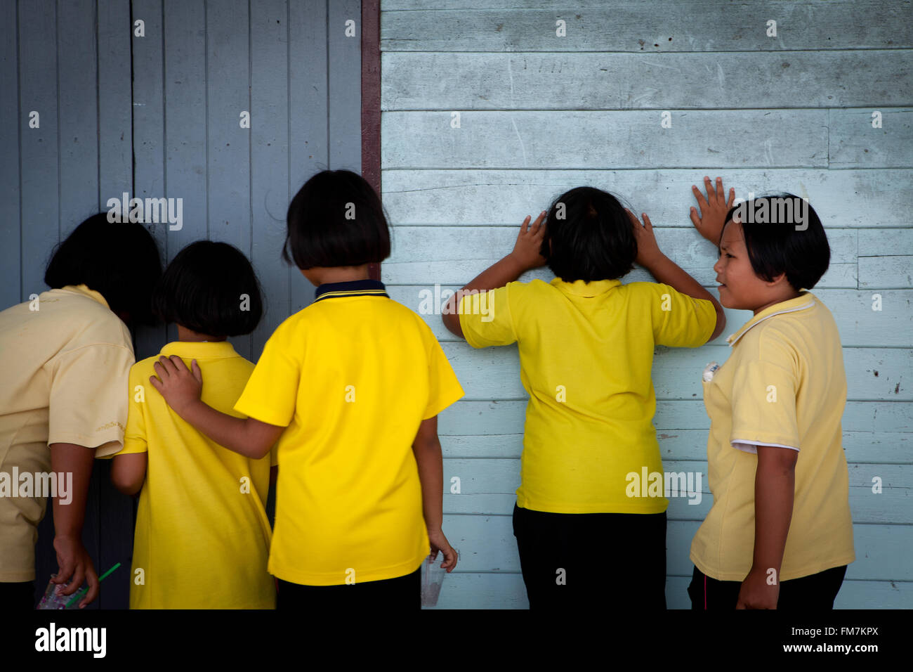 Bucht von Phang Nga, Thailand. Junge Mädchen gucken in einem Klassenzimmer an der örtlichen Schule auf der kleinen Insel Koh Panyi. Stockfoto