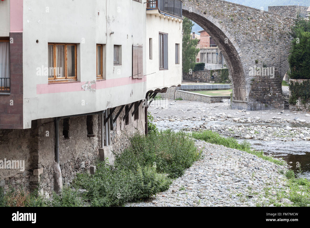 Fluss-Häuser und Pont Nou, Camprodon, Katalonien, Spanien. Stockfoto