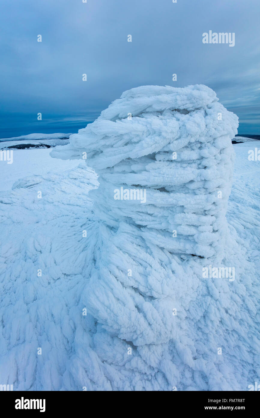 Rime Eis auf dem Gipfel Cairn Lugnaquilla, Wicklow Mountains, County Wicklow, Irland. Stockfoto