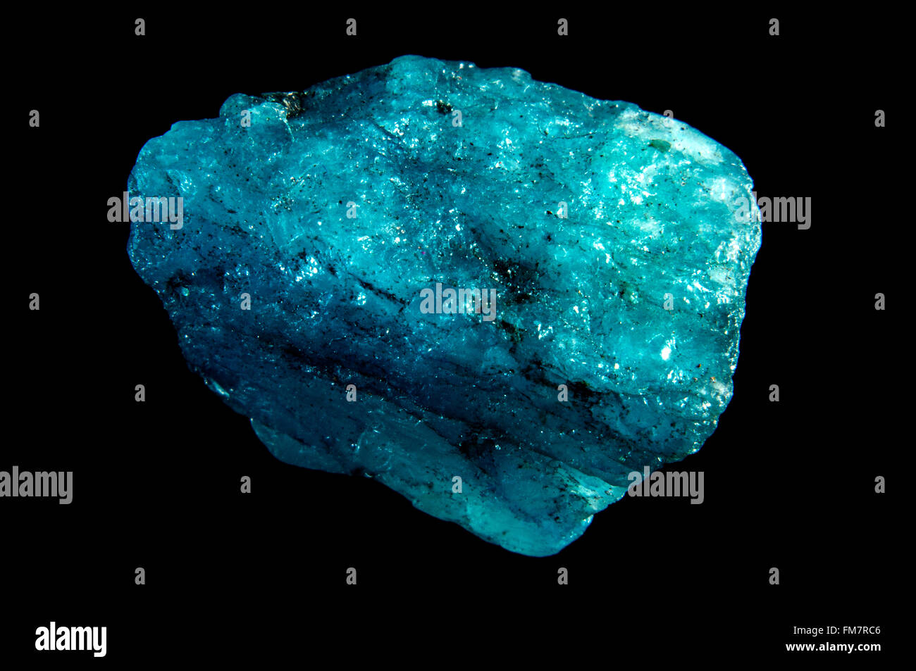 Ungeschnitten Madagaskar Blaue Beryl Mineral Stein in Studioumgebung Stockfoto