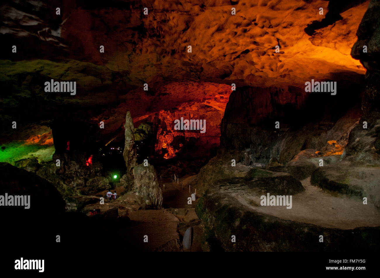 Stalaktit Höhlensystem auf Halong Bucht, Vietnam Stockfoto