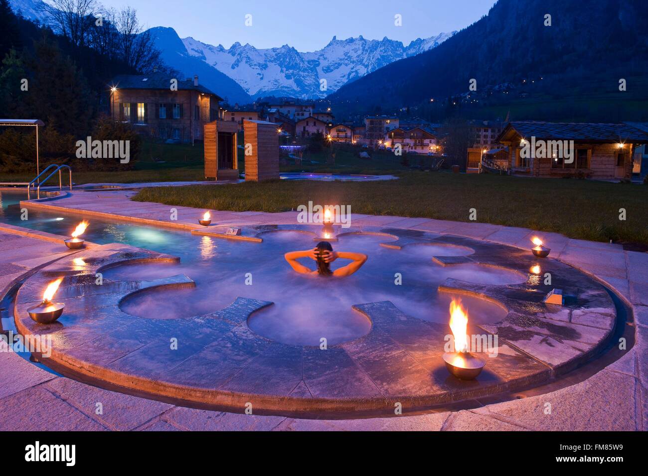 Die Bäder von Pre Saint Didier, im freien Frau in Bad, Courmayeur, Valle d ' Aosta, Italien Stockfoto