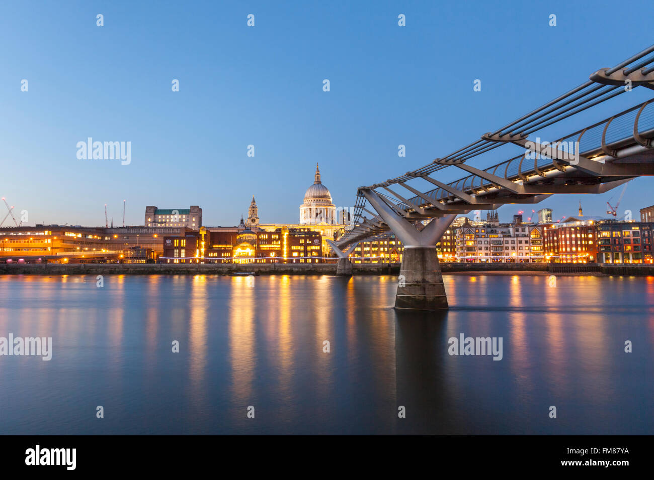 Blick über die Themse und die Millennium Bridge in Richtung St. Pauls Kathedrale bei Nacht Stockfoto