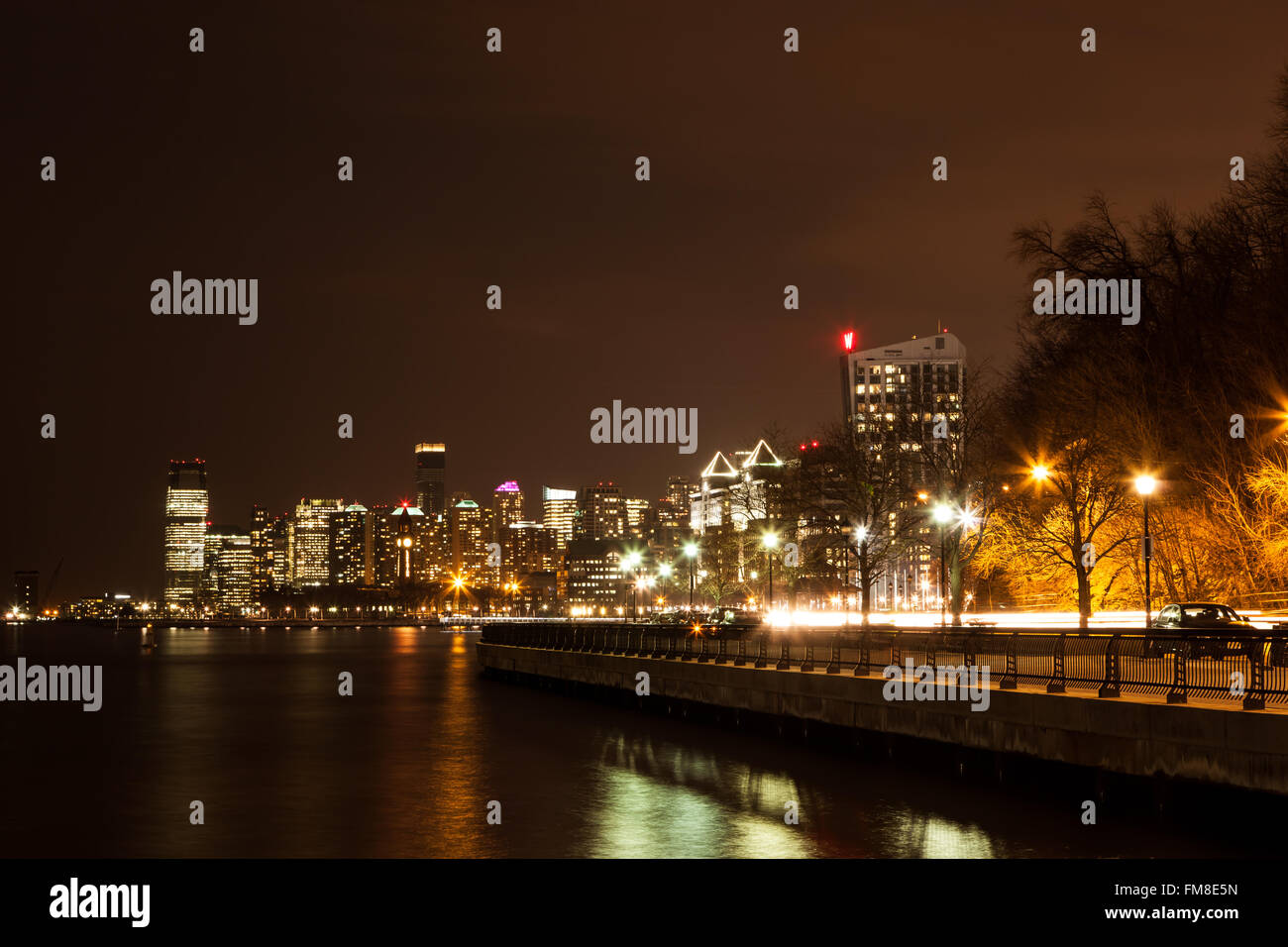 HOBOKEN, NEW JERSEY - März 11: The Hoboken und Jersey City Skylines sind nachts beleuchtet. Foto aufgenommen am 11. März 2016. Stockfoto