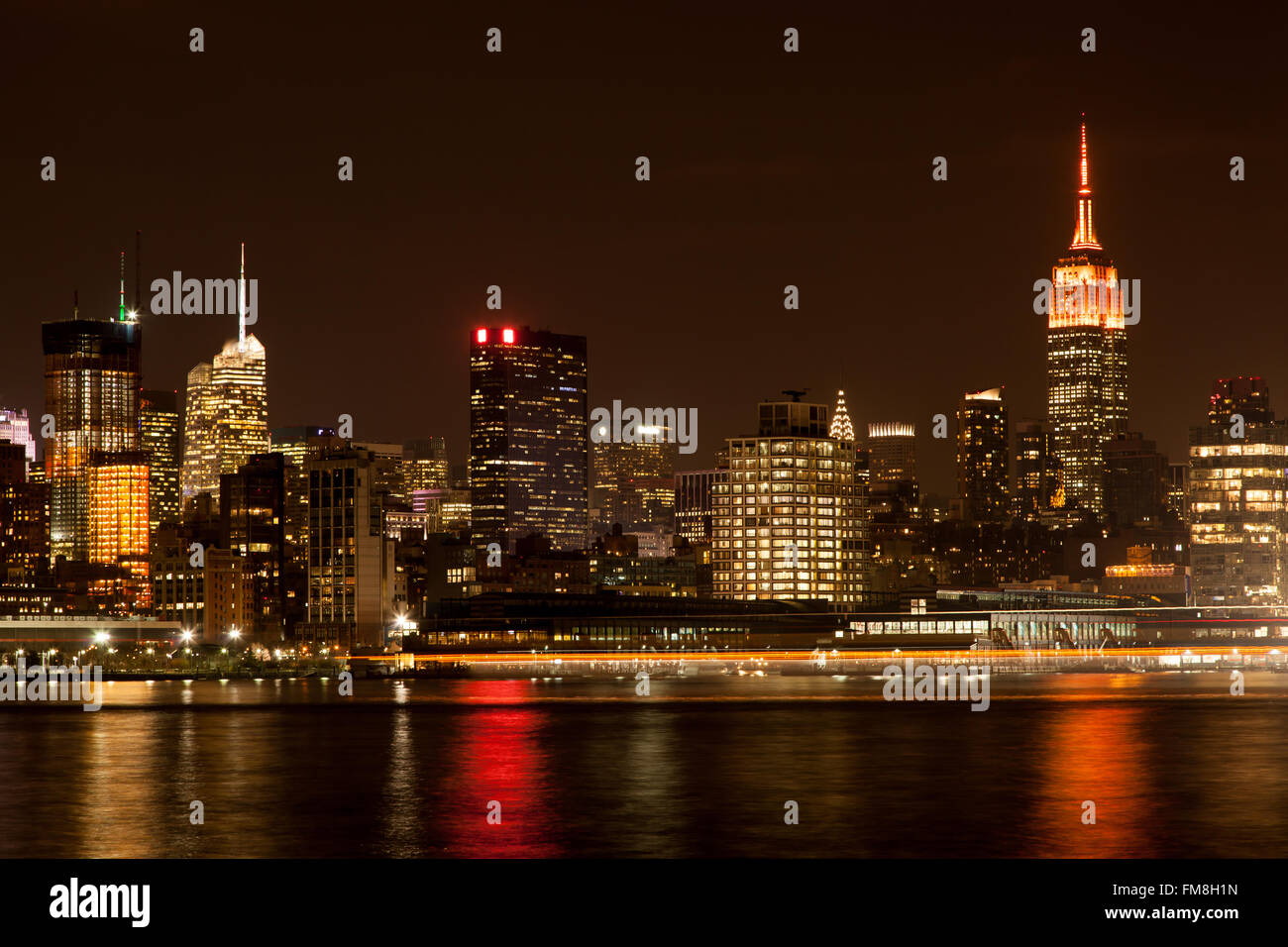 Ein Blick auf Midtown Manhattan in der Nacht wie von Hoboken Uferpromenade am 10. März 2016 zu sehen. Stockfoto