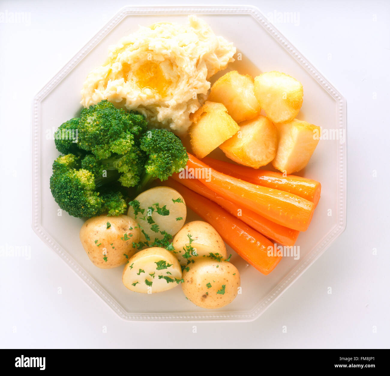 Irland, Gemüse-Teller mit gedämpften Brokkoli, Karotten, gebratene, gekochte und gestampfte Kartoffeln Stockfoto
