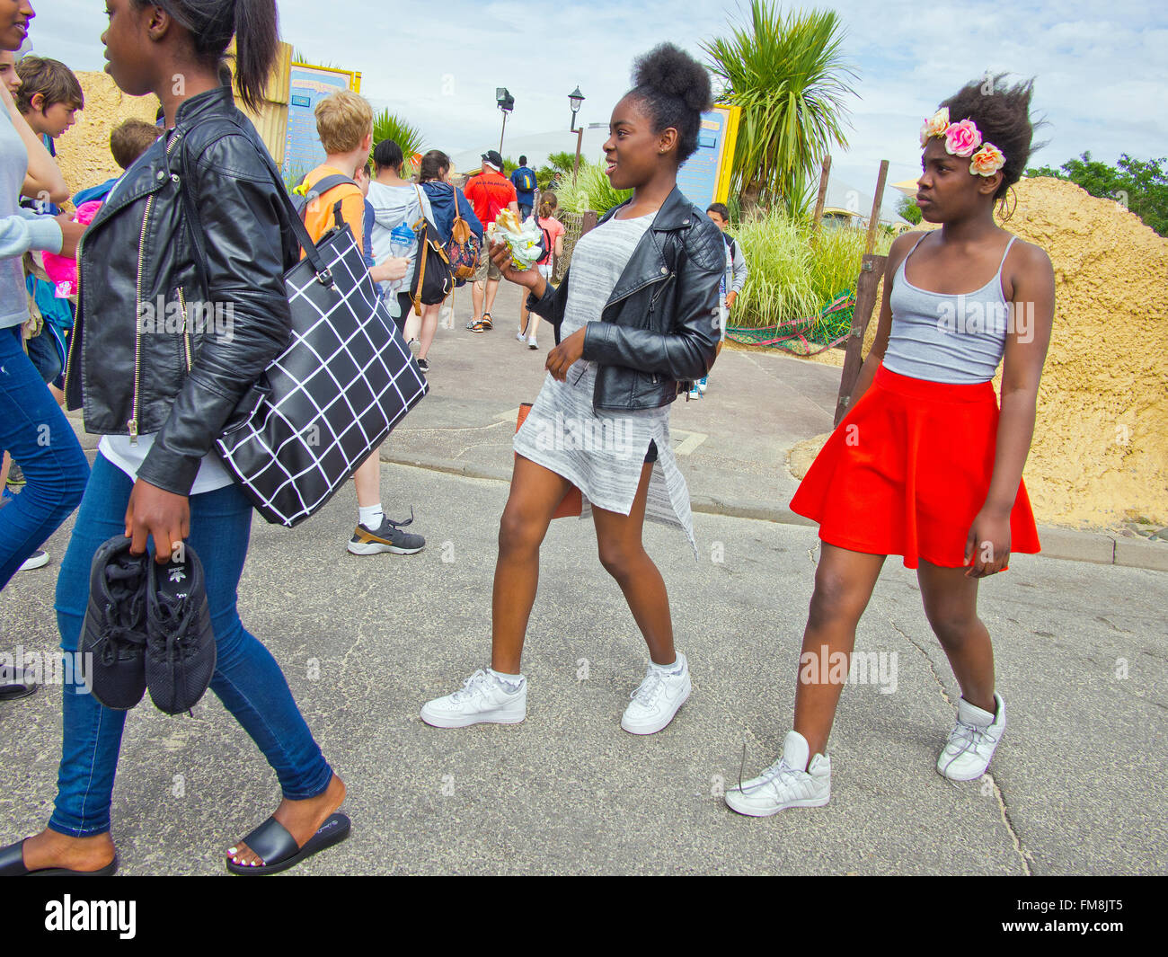Multi-Ethnizität-Touristen Kleider hell im Thorpe Park Nr London, UK Stockfoto
