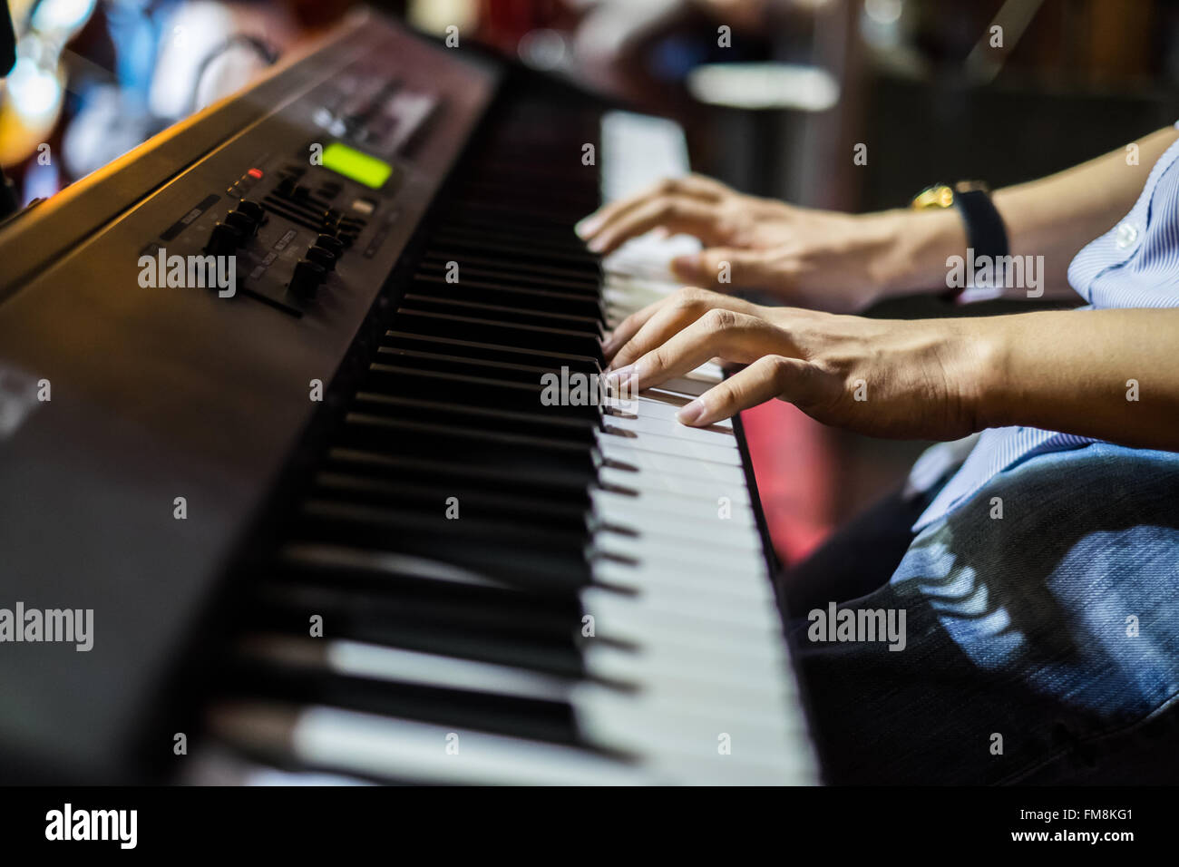 Hände der Musiker spielt Tastatur im Konzert mit geringen Schärfentiefe Stockfoto