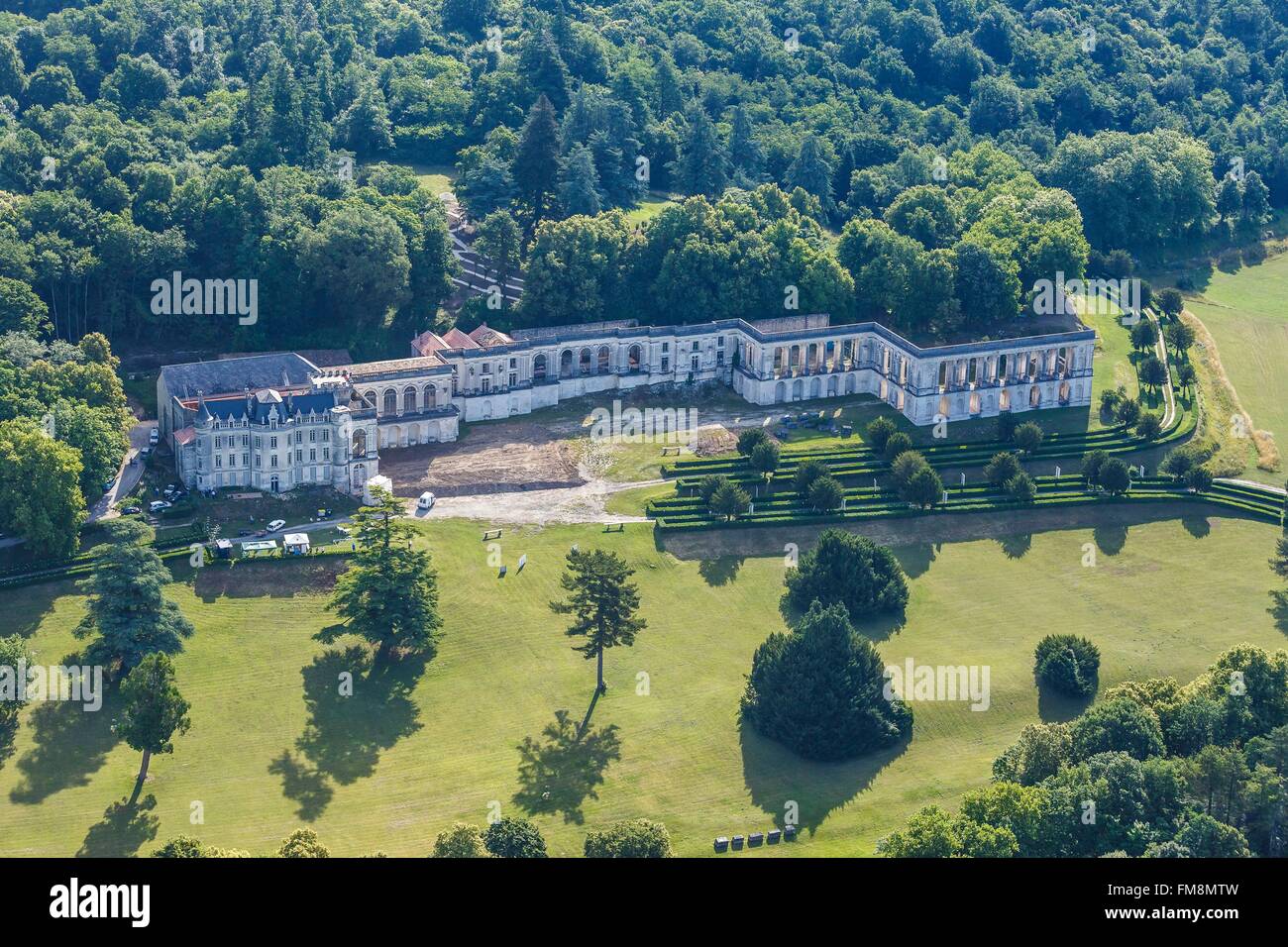 Frankreich, Charente, Magnac Lavalette Villars, la Mercerie Burg (Luftbild) Stockfoto