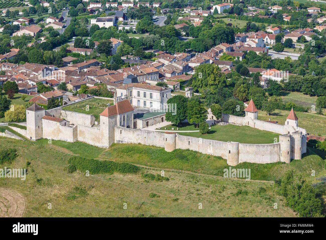 Frankreich, Charente, Villebois Lavalette, die Burg (Luftbild) Stockfoto