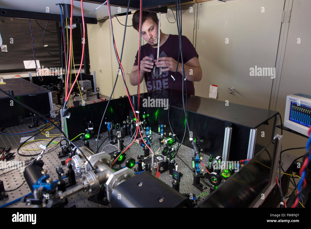 Versuchsaufbau in einem Laserlabor am Institut für Experimentalphysik in Düsseldorf, Deutschland Stockfoto