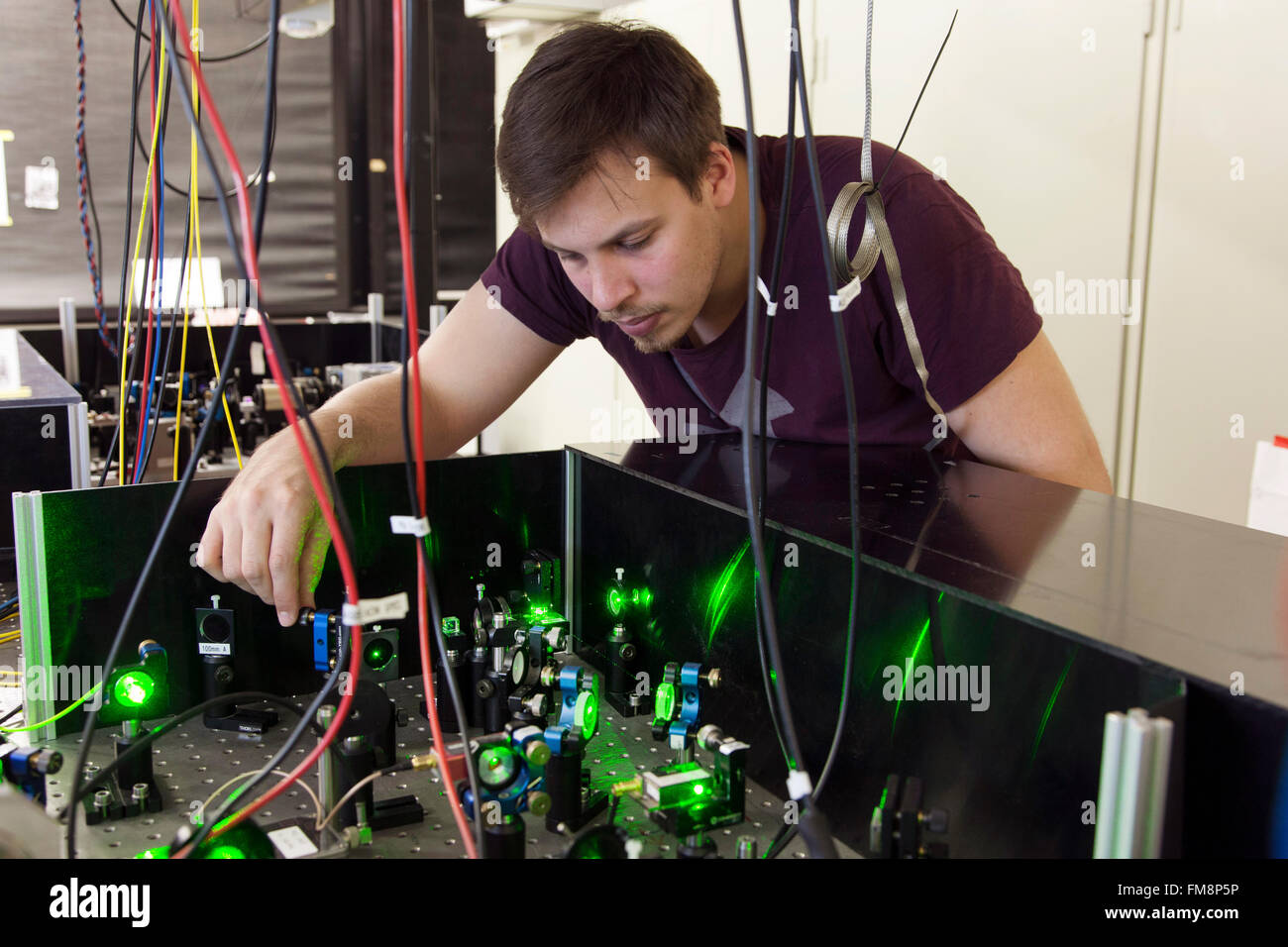 Versuchsaufbau in einem Laserlabor am Institut für Experimentalphysik in Düsseldorf, Deutschland Stockfoto