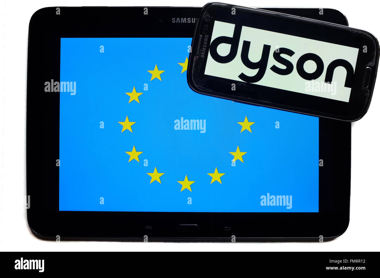 Ein Smartphone mit dem Dyson Logo auf einem Tablet mit der EU-Flagge auf weißem Hintergrund fotografiert. Stockfoto