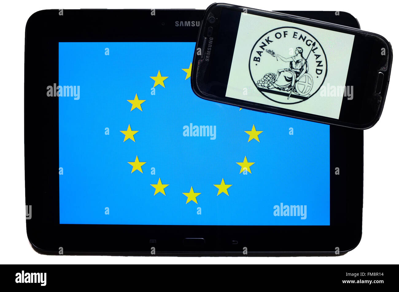 Die Bank of England Logo drauf auf einem Tablet mit der EU-Flagge auf weißem Hintergrund fotografiert. Stockfoto
