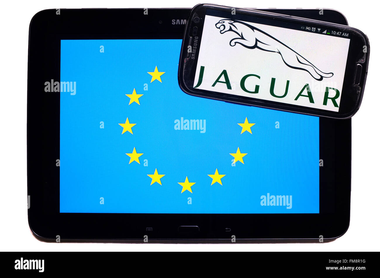 Ein Smartphone mit dem Jaguar Logo auf einem Tablet mit der EU-Flagge auf weißem Hintergrund fotografiert. Stockfoto