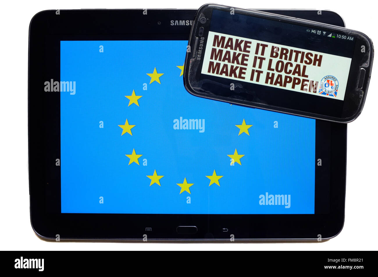 Eine Smartphone mit machte es britische drauf auf ein Tablet mit der EU-Flagge auf weißem Hintergrund fotografiert. Stockfoto