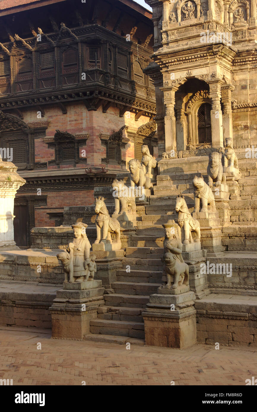 Wächter auf Siddhi Lakshmi Tempel, Durbar Square, Bhaktapur, Nepal Stockfoto