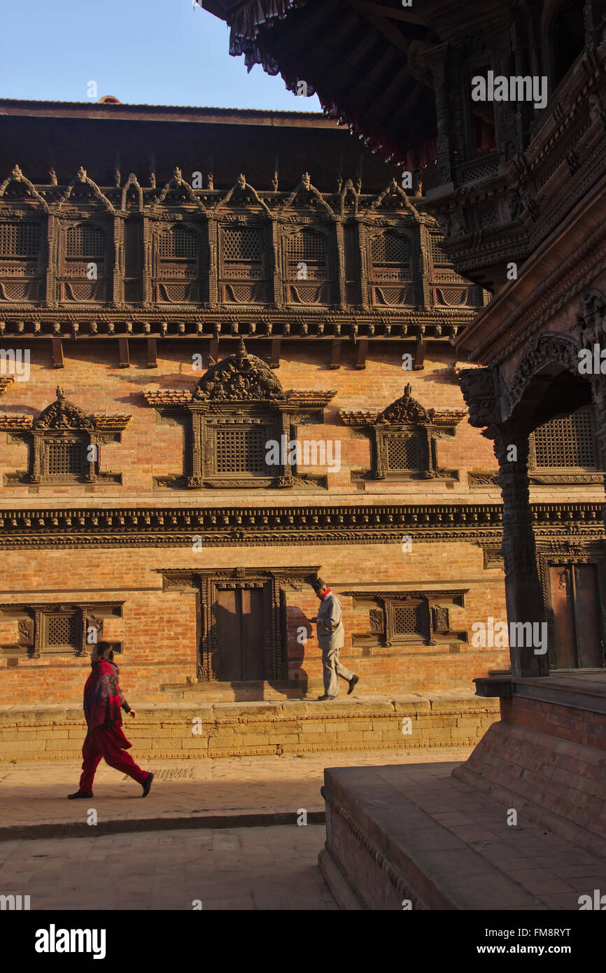 Passanten 55 Fenster Palast der Könige Palast am Durbar Square, Morgenlicht, Nepal, Bhaktapur Stockfoto