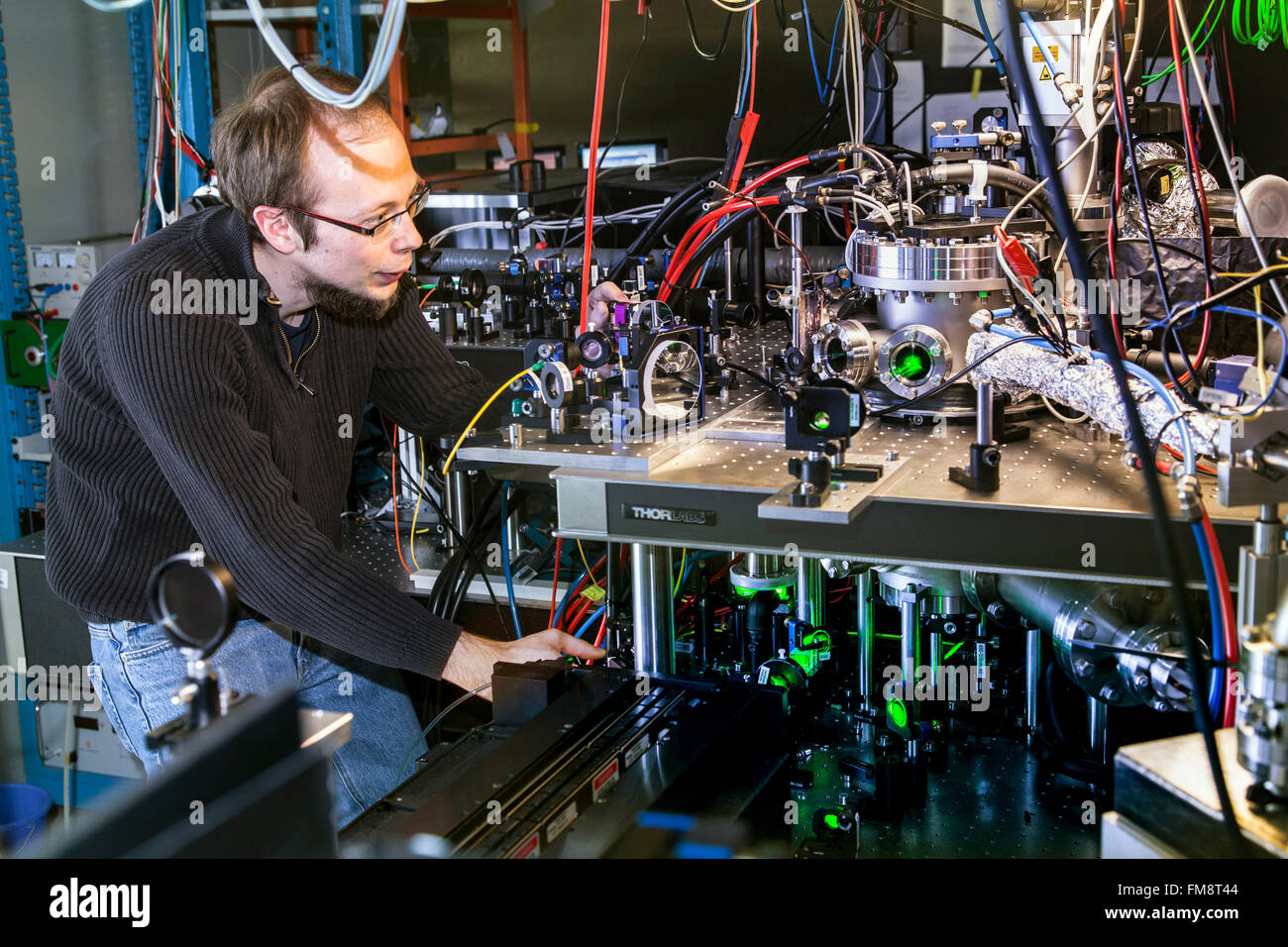 Versuchsaufbau in einem Laserlabor am Institut für Experimentalphysik in Düsseldorf, Deutschland Stockfoto