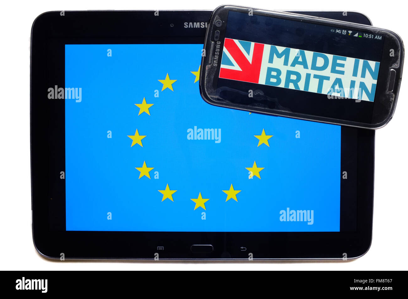 Ein Smartphone mit Made in Britain drauf auf ein Tablet mit der EU-Flagge auf weißem Hintergrund fotografiert. Stockfoto