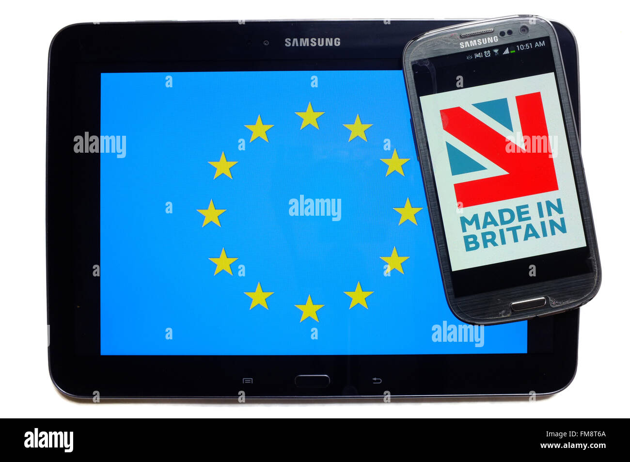 Ein Smartphone mit Made in Britain drauf auf ein Tablet mit der EU-Flagge auf weißem Hintergrund fotografiert. Stockfoto