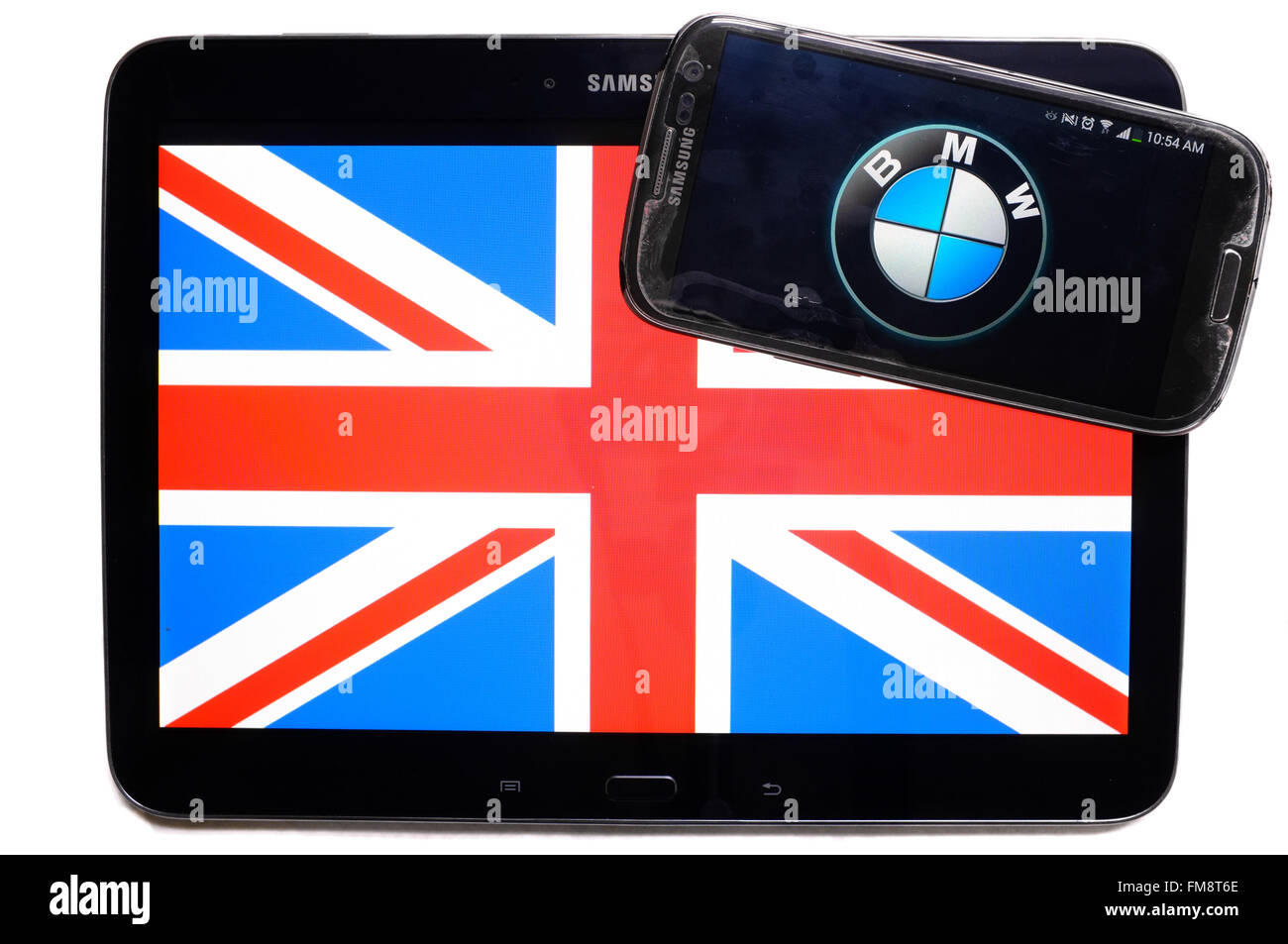 Der Union Jack auf einem Tablet und das BMW-Logo auf einem Smartphone vor einem weißen Hintergrund. Stockfoto