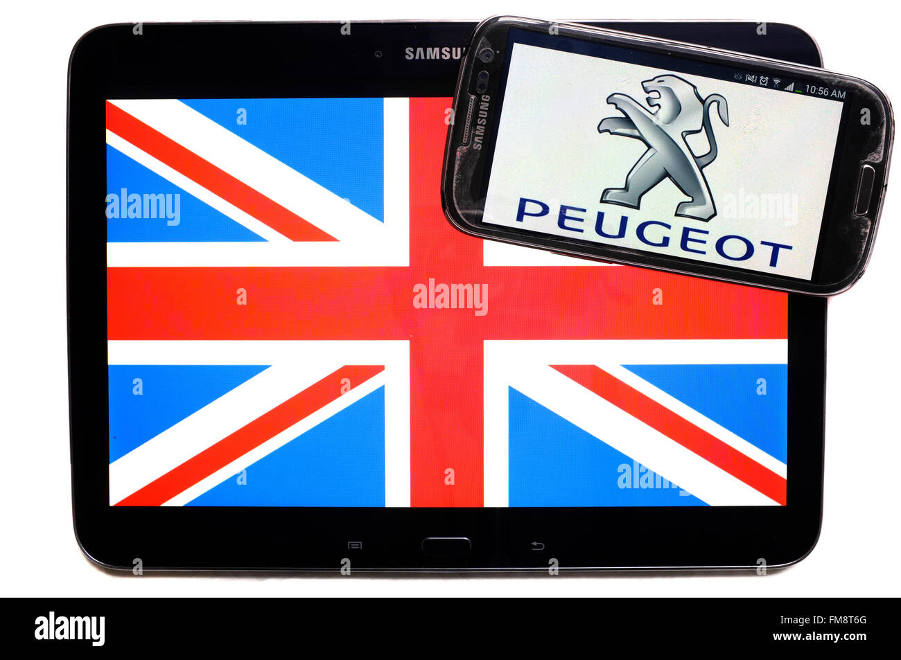 Der Union Jack auf einem Tablet und das Peugeot-Logo auf einem Smartphone vor einem weißen Hintergrund. Stockfoto