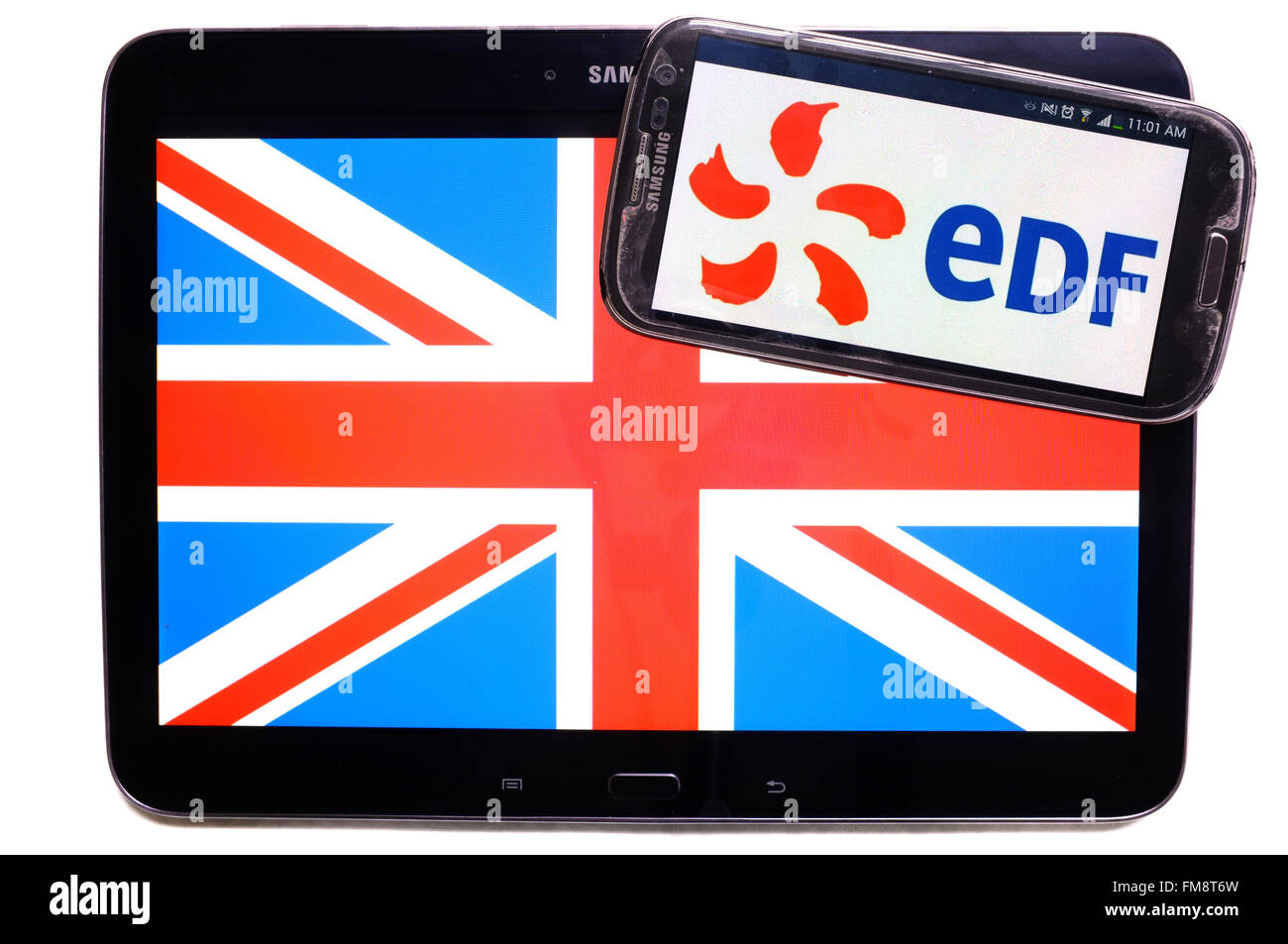 Der Union Jack auf einem Tablet und das Logo der EDF auf einem Smartphone vor einem weißen Hintergrund. Stockfoto